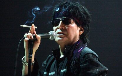 El cantante de Suicide Alan Vega, en 2004, en un concierto en Nantes.