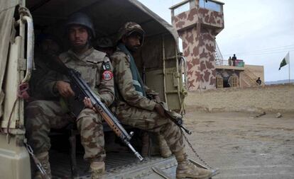 Dos soldados montan guardia tras el cierre de las fronteras entre Pakistán y Afganistán en Charman (Pakistán), este viernes.