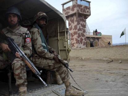 Dos soldados montan guardia tras el cierre de las fronteras entre Pakist&aacute;n y Afganist&aacute;n en Charman (Pakist&aacute;n), este viernes. 