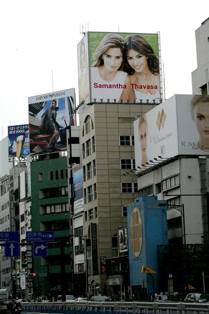 Penélope Cruz y su hermana Mónica están acostumbradas a ver sus rostros como reclamo para diversos productos. La última iniciativa en la que posan juntas las dos actrices es el anuncio de una firma de bolsos japonesa. En concreto se trata de la marca Samantha Tabaza, conocida como "la Chanel" del país oriental.