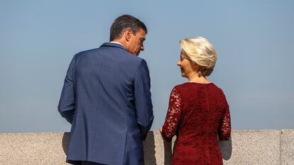 Sánchez conversa con la presidenta de la Comisión Europea, Ursula von der Leyen, en Madrid.