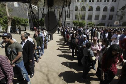 Cientos de egipcios hacen cola en las puertas de una comisaría en El Cairo para votar.