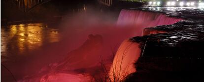 Las cataratas del Niágara han sido iluminadas de naranja y marrón en recuerdo de las víctimas de la masacre del Virginia Tech, hace una semana.