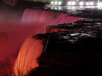 Las cataratas del Niágara han sido iluminadas de naranja y marrón en recuerdo de las víctimas de la masacre del Virginia Tech, hace una semana.