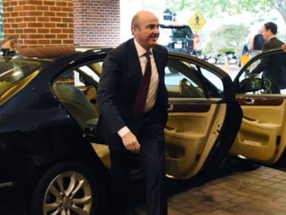 El ministro de Economía, Luis de Guindos, llega al congreso mundial de Bancos Minoristas y Caja de Ahorros