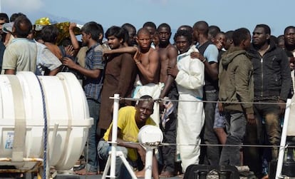 inmigrantes rescatados en el Mediterráneo el pasado viernes.