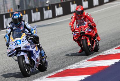 Alex Márquez y su hermano Marc, durante la carrera.
