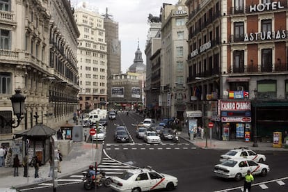 El cruce de la calle de Sevilla (que ha cambiado de sentido) con la plaza de Canalejas, a media mañana de ayer.