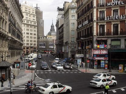 El cruce de la calle de Sevilla (que ha cambiado de sentido) con la plaza de Canalejas, a media mañana de ayer.