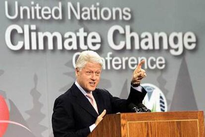 El ex presidente estadounidense Bill Clinton se dirige a los participantes de la cumbre de Montreal.
