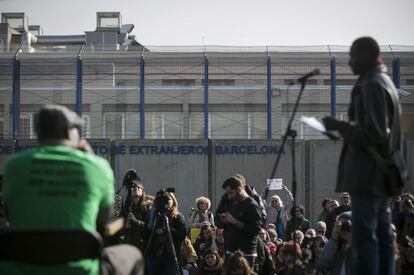 Concentració davant del Centre d'Internament d'Estrangers de la Zona Franca.