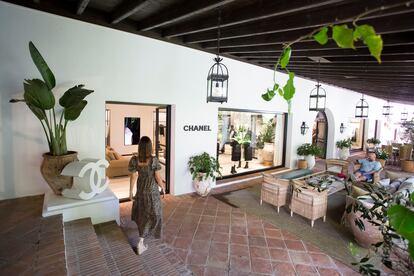 Tienda efímera de Chanel, en el interior del complejo turístico.