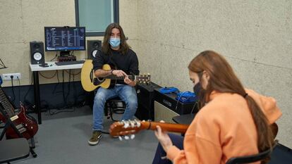 Clase de guitarra en la escuela de música RockCamp.