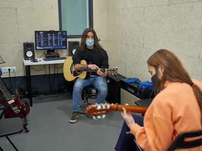 Clase de guitarra en la escuela de música RockCamp.