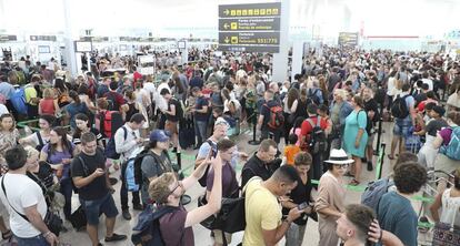 Colas este viernes para pasar el contros de seguridad en la terminal T! del aeropuerto de El Prat a causa de la huelga de los trabajadores de Eulen.