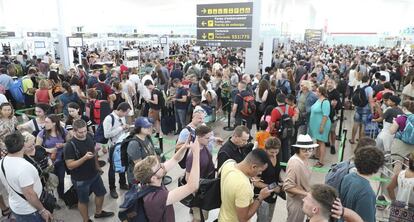 Colas este viernes para pasar el contros de seguridad en la terminal T! del aeropuerto de El Prat a causa de la  huelga de los trabajadores de Eulen. 