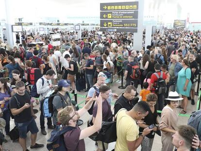 Colas este viernes para pasar el contros de seguridad en la terminal T! del aeropuerto de El Prat a causa de la  huelga de los trabajadores de Eulen. 