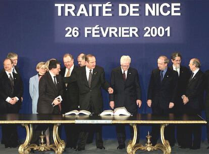 Es fruto del Consejo Europeo de diciembre de 2000 y fue firmado oficialmente el 26 de febrero de 2001, para entrar en vigor dos años después. Modifica la estructura institucional de la UE con la vista puesta en la ampliación a nuevos países. Modifica el sistema de votos de los Consejos Europeos, estableciéndose un sistema de doble mayoría de Estados y votos. También aumenta a 732 los escaños del Parlamento Europeo. Finalmente, en Niza se acordó el establecimiento de la Convención Europea, encargada de redactar la Constitución de cara a una Conferencia Intergubernamental en 2004. En la imagen, la ceremonia de firma del Tratado de Niza.