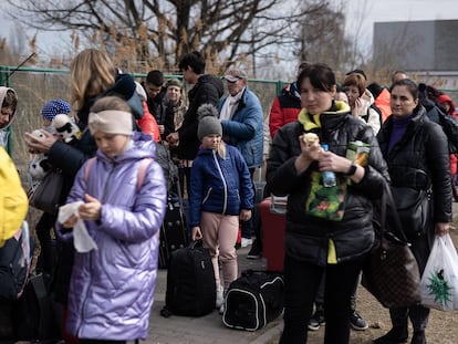 Refugiados ucranios hacen cola en un puesto fronterizo polaco para huir de la guerra, el pasado 25 de marzo.