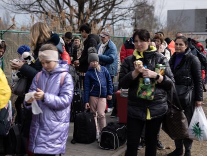 Refugiados ucranios hacen cola en un puesto fronterizo polaco para huir de la guerra, el pasado 25 de marzo.