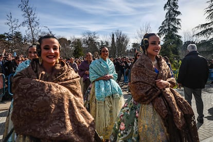 Las falleras valencianas llegaban a Madrid Río para presenciar la 'mascletà' madrileña, en el puente del Rey, este domingo.