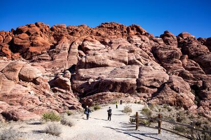 El espectacular cañón de Red Rocks es el antídoto perfecto para el lustre artificial de Las Vegas. A unos 30 kilómetros hacia el oeste de The Strip, este parque natural se parece, más que un cañón, a un amplio valle con un pronunciado espinazo de roca roja que alcanza los 900 metros de altura en su extremo occidental. Hay un itinerario circular panorámico de casi 21 kilómetros de recorrido que lo rodea, con accesos a senderos de excursionismo, y un campin situado a tres kilómetros al este del centro de visitantes. Más información en la <a href="http://www.lonelyplanet.es/catalogo-91626-estados-unidos-4.html" target="_blank">guía Lonely Planet de Estados Unidos</a> y en <a href="http://www.lonelyplanet.es/" target="_blank">www.lonelyplanet.es</a>.