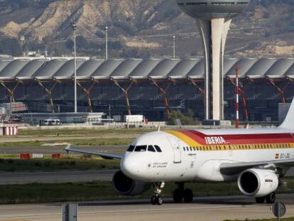 Aviones de la compa&ntilde;ia Iberia en la terminal 4  (T-4) del aeropuerto de Barajas, Madrid.