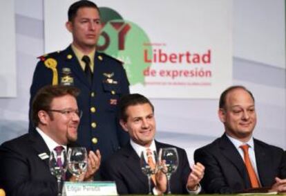 Edgar Pereda, Enrique Pe&ntilde;a Nieto y Javier Tejeda, en un evento de la CIRT.