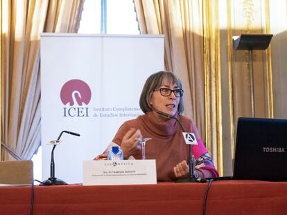 Gabriela Dutrénit durante una conferencia en el Instituto Complutense de Estudios Internacionales.