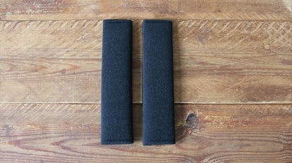 Almohadillas para el cinturón del coche sobre una mesa de madera.
