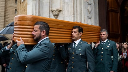 Compañeros del guardia civil Miguel Ángel Gómez sacaban a hombros su féretro esta mañana, tras la ceremonia religiosa celebrada en la catedral de Cádiz.