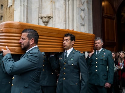 Compañeros del guardia civil Miguel Ángel Gómez sacaban a hombros su féretro esta mañana, tras la ceremonia religiosa celebrada en la catedral de Cádiz.