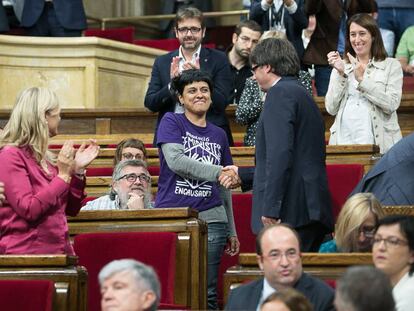 Carles Puigdemont con Anna Gabriel tras superar la cuesti&oacute;n de confianza.