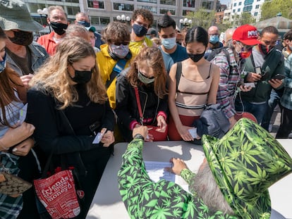 Um ativista do Joints for Jabs distribui cigarros de maconha aos vacinados em Nova York, em 20 de abril.