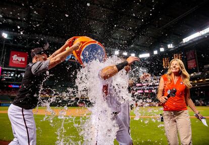 David Peralta (c) es rociado con agua helada tras conseguir un 'home run' en el partido de los Arizona Diamondbacks frente a los Philadelphia Phillies en Phoenix, Arizona.