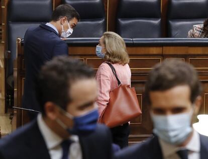 Políticos de PP (en primer término, García Egea y Casado) y PSOE (Sánchez y Calviño) en el Congreso.