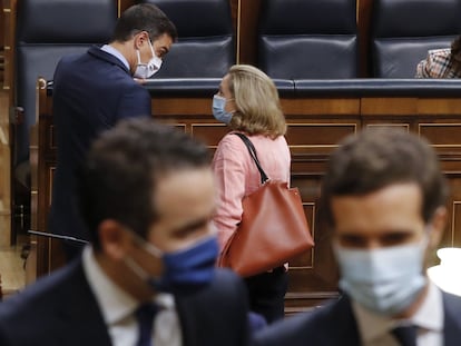 Políticos de PP (en primer término, García Egea y Casado) y PSOE (Sánchez y Calviño) en el Congreso.