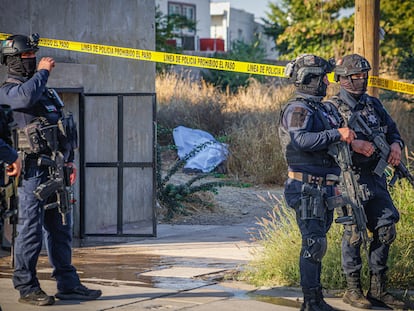 Policías resguardan el lugar donde un agente fue asesinado por un grupo armado en Culiacán, en diciembre de 2024.