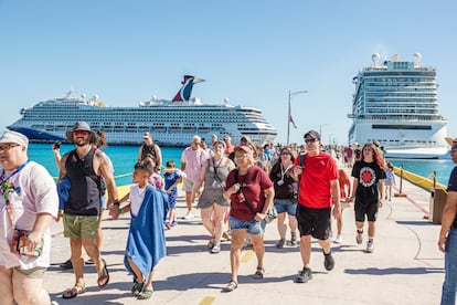 Pasajeros desembarcan de un crucero en Costa Maya, México, el 19 de diciembre de 2023.