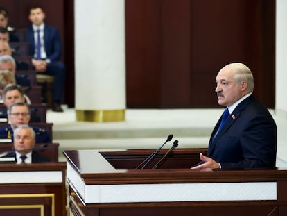 Aleksandr Lukashenko habla ante el Parlamento de Bielorrusia, este miércoles en Minsk.