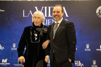 Pepe Dámso se agarra del brazo de Gustavo Socorro en la presentación del documental en el Círculo de Bellas Artes.