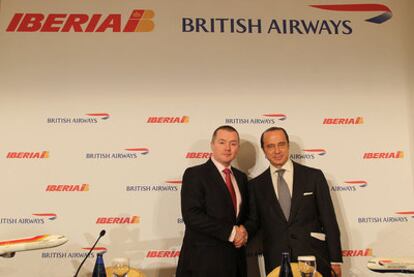 El consejero delegado de Britis Airways, Willie Walsh, y el presidente de Iberia, Antonio Vázquez, tras el acuerdo de fusión.
 Gina Lolobrigida, a la izquierda, y Ava Gadner, a la derecha.
