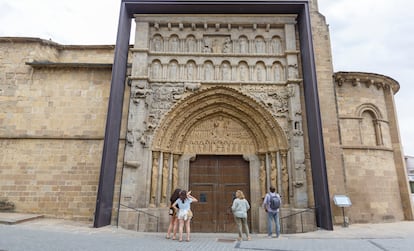 La portada románica de la iglesia de Santa María la Real, de Sangüesa, representa un juicio final con todo un elenco de retorcidos personajes.