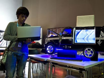 Um jovem colombiano testa um invento na Campus Party em Cali.
