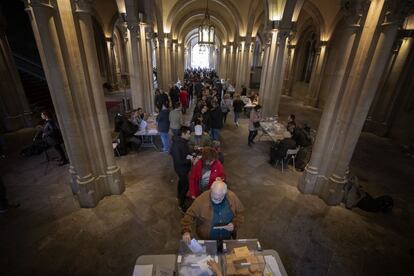 Ambiente electoral en la Universidad de Barcelona, este domingo.