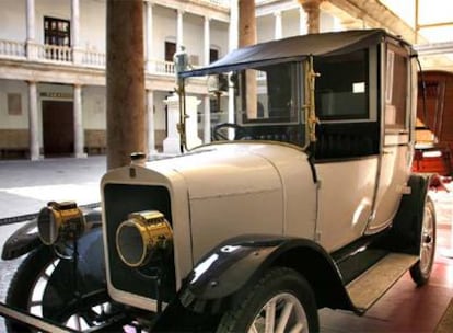 Un coche y una tartana de la muestra <i>Trénor, la exposición de una gran familia burguesa</i>, se exhiben en el claustro de La Nau.