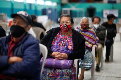 Varias personas esperan a ser vacunadas, este jueves en San Pedro Sacatepéquez, Guatemala.
