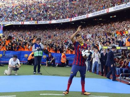 Neymar saluda al Camp Nou durante su presentación.