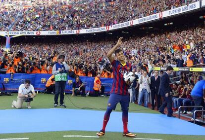 Neymar saluda al Camp Nou durante su presentación.