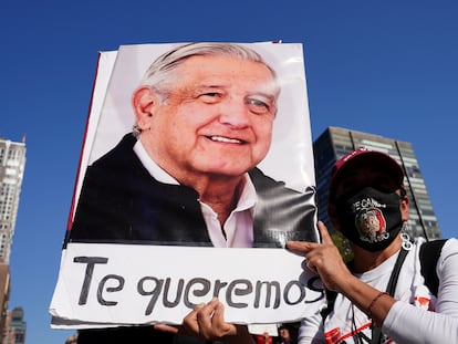Simpatizantes del presidente de México, Andrés Manuel López Obrador, vitorean después de su discurso en Naciones Unidas en  Nueva York, Nueva York, el  9 de noviembre de 2021.